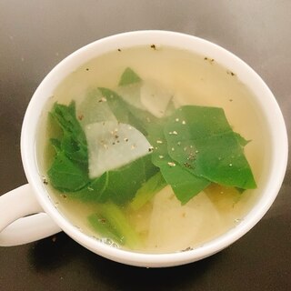 昆布だし粉末で、小松菜と大根のスープ